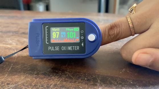 Máy đo oxy chuyên dụng kẹp đầu ngón tay. Ảnh: India Today