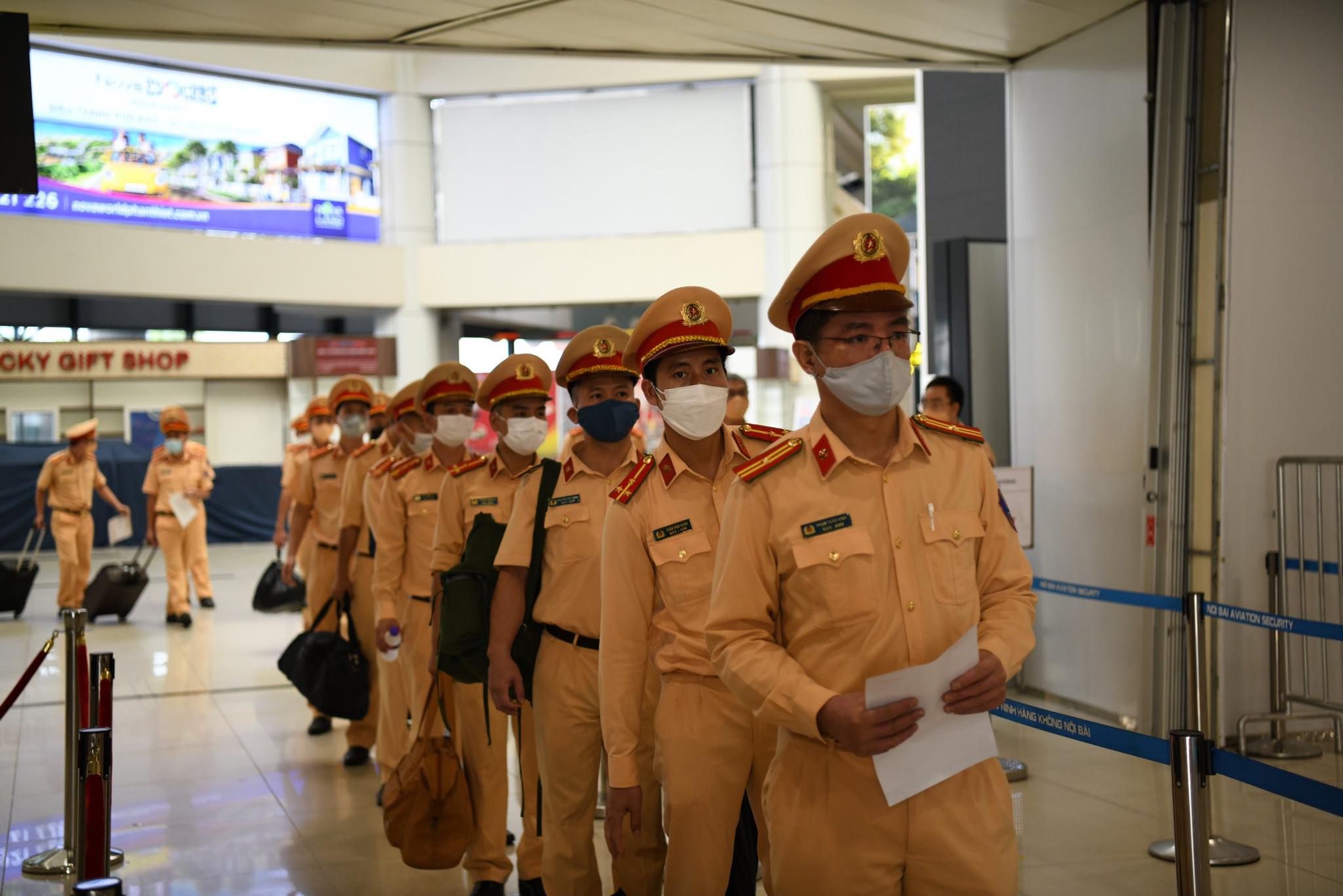 &nbsp;Đúng 8h sáng chuyến bay của Hãng hàng không Quốc gia Việt Nam đã cất cánh đưa các cán bộ CSGT vào TP.Hồ Chí Minh thực hiện nhiệm vụ.