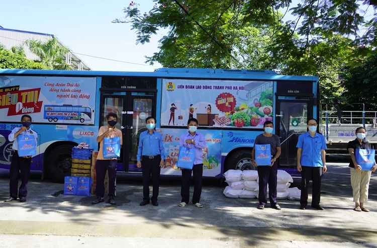 Những chuyến “Xe buýt siêu thị 0 đồng” đầu tiên cho Liên đoàn Lao động thành phố Hà Nội tổ chức đã lăn bánh từ ngày 26/7.