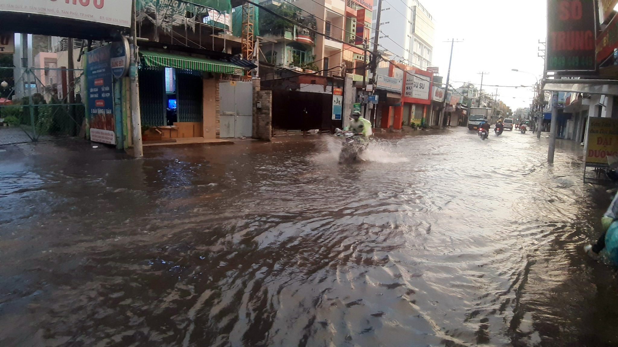Chiều tối 21/8, mưa lớn kéo dài gần 1 giờ đồng hồ khiến nhiều tuyến đường ở quận Bình Tân, Tân Bình, Tân Phú bị ngập nặng.