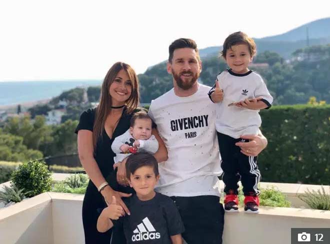 Messi bất ngờ dẫn vợ đẹp và 3 con rời Paris về Barcelona sau khi anh bị hoãn trận ra mắt PSG