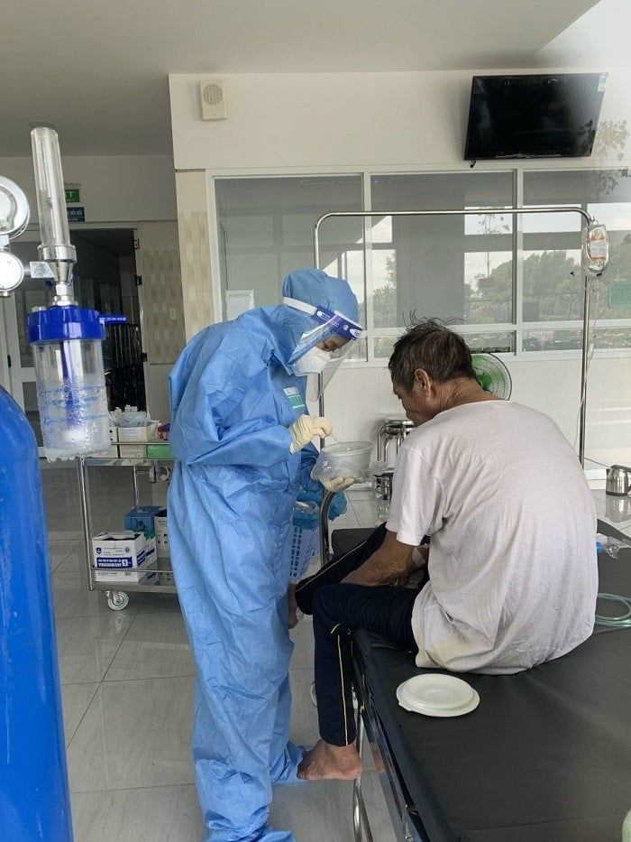 Nhân viên y tế điều trị cho bệnh nhân COVID-19 tại Bình Dương.&nbsp;