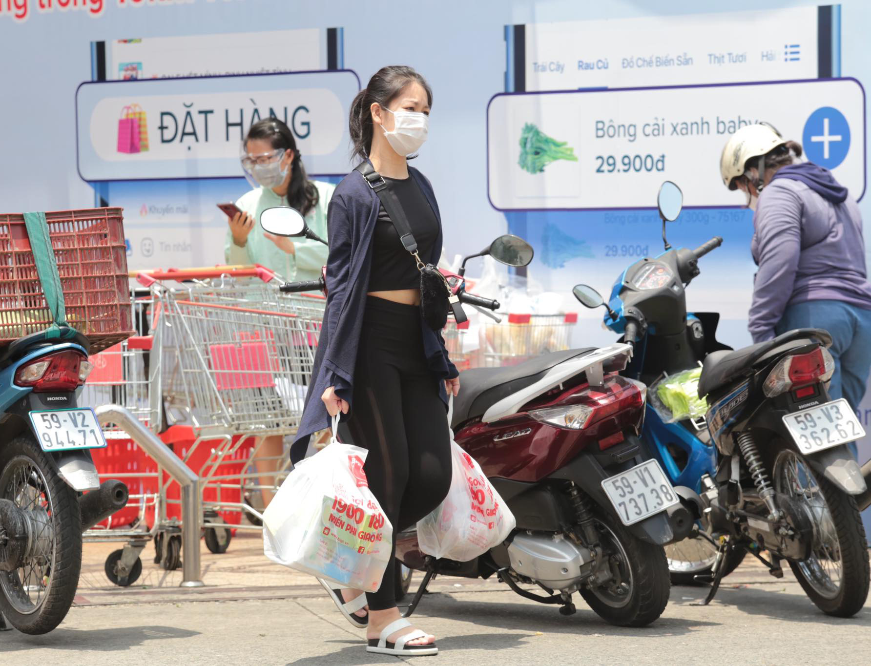 &nbsp;Các khách hàng mua khá nhiều thực phẩm khi rời siêu thị.