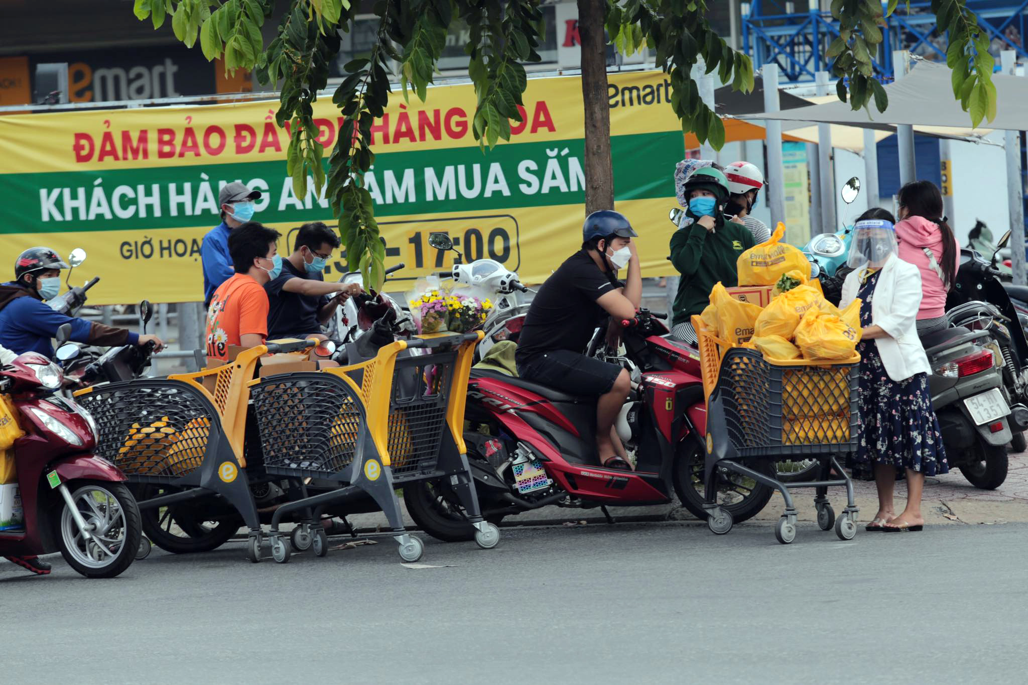 &nbsp;“TP siết chặt giãn cách và người dân được yêu cầu “ở đâu ở yên đấy” từ ngày 23/8 nên tôi tranh thủ ra siêu thị mua đồ ăn dự trữ trong thời gian tới”, người phụ nữ chia sẻ.