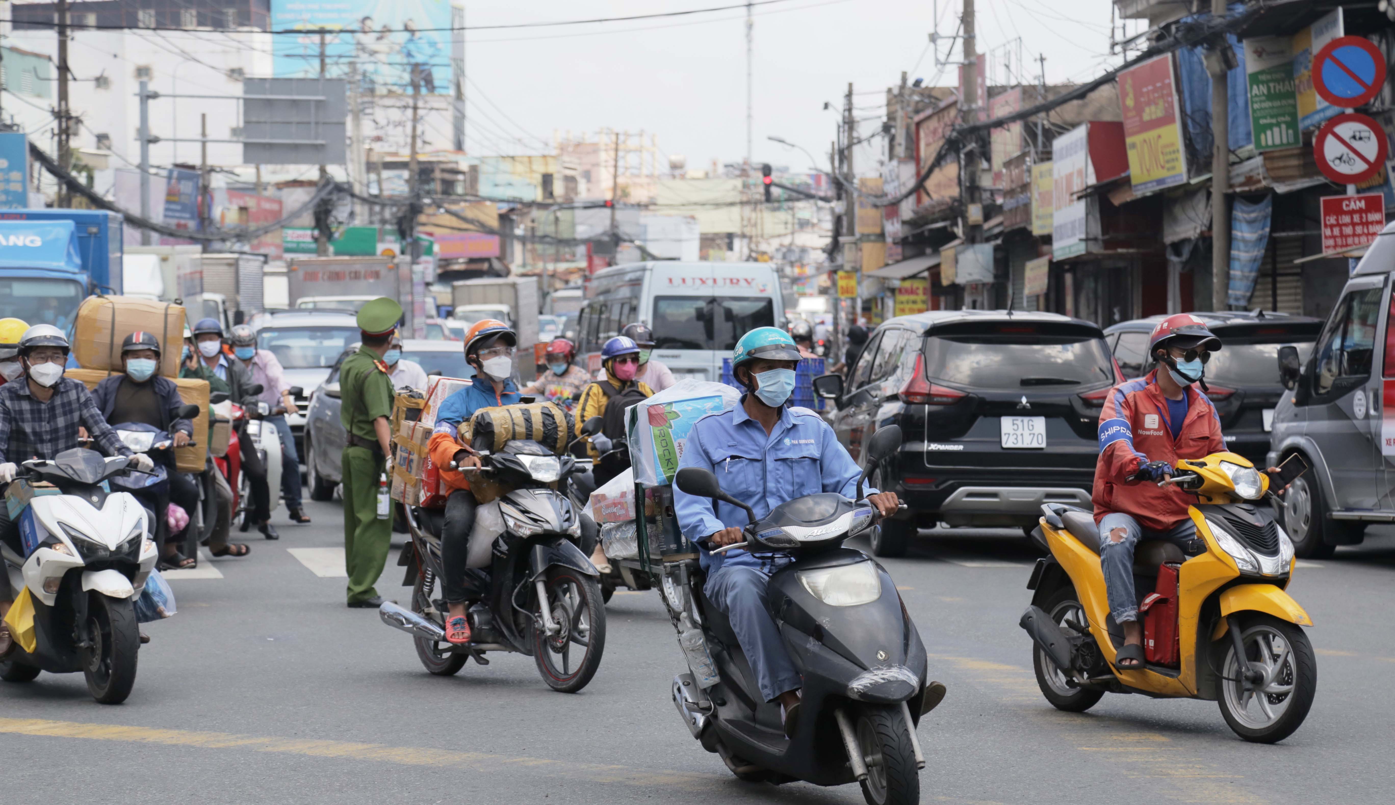 Người dân TP.HCM ùn ùn đến siêu thị mua thực phẩm, nhiều tuyến đường kẹt cứng - 2