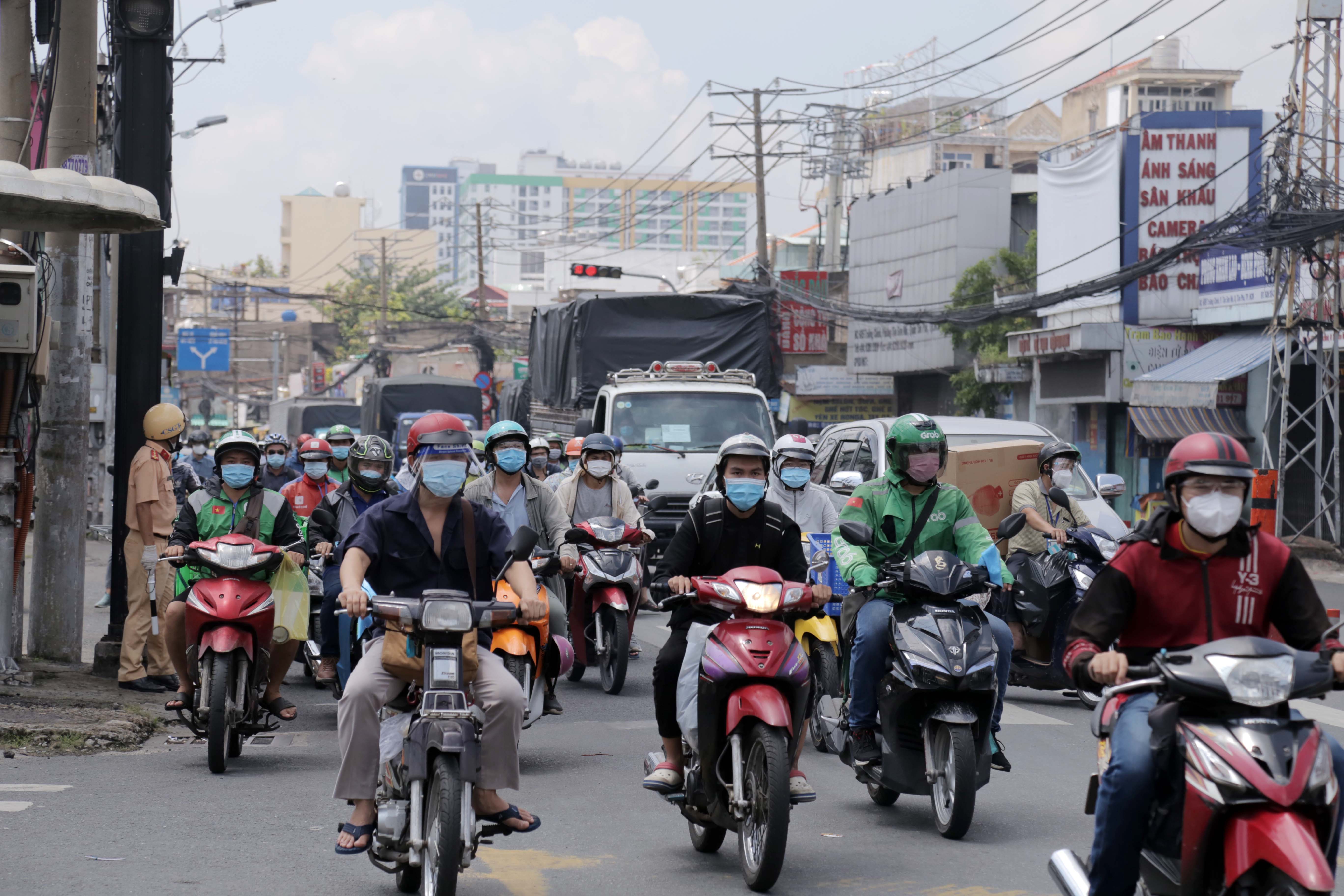 Trên nhiều tuyến đường như Bình Long, Lê Văn Quới (quận Bình Tân), Tân Kỳ Tân Quý, Trường Chinh, Tân Sơn Nhì (quận Tân Phú)… đông nghịt người dân qua lại.