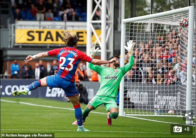 Cú sút đưa bóng dội xà ngang đầu trận của tiền vệ trung tâm Conor Gallagher bên phía Crystal Palace