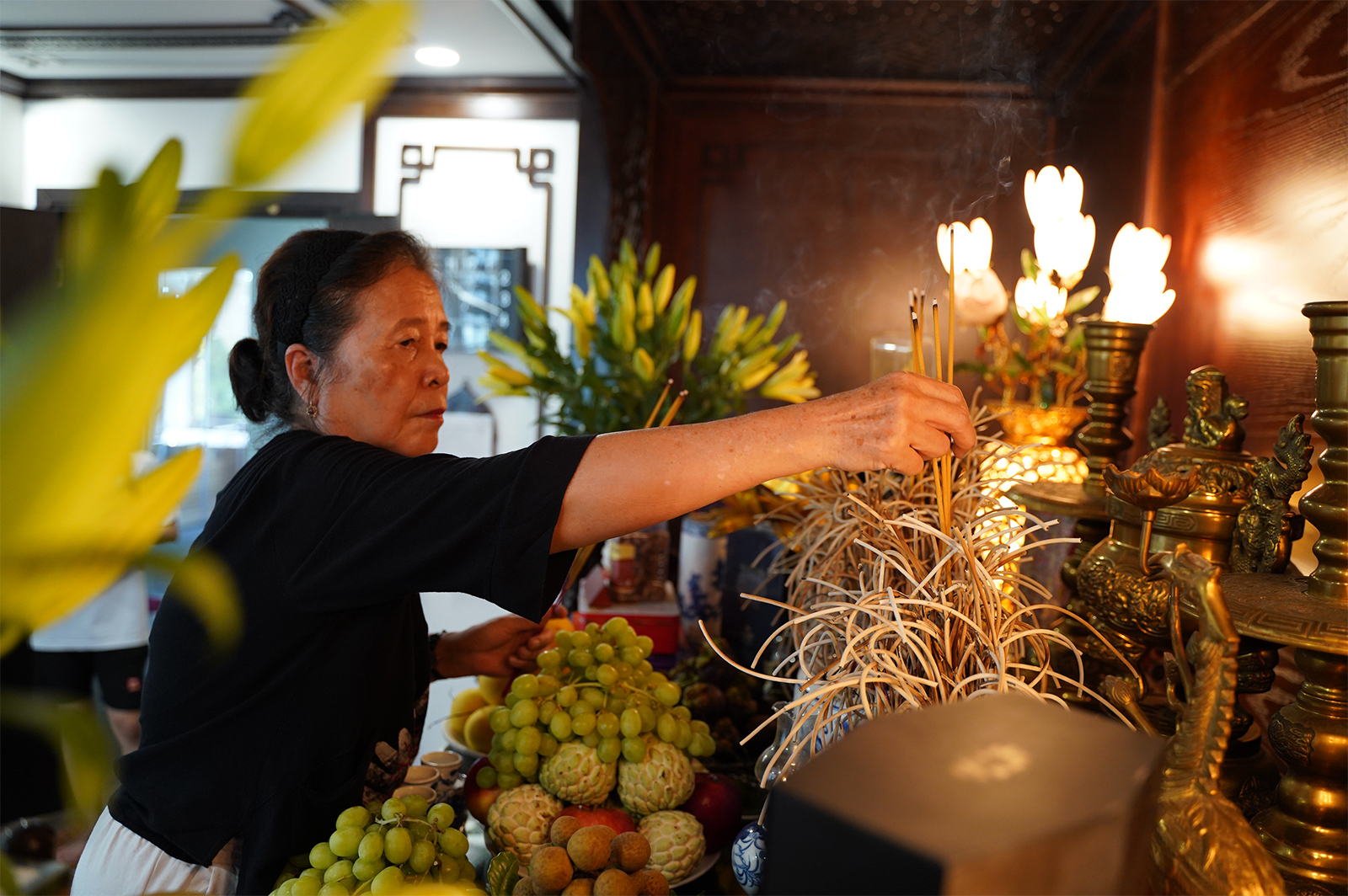 Sau khi, khóa lễ Vu lan trực tuyến kết thúc, bà Liên lên phòng thờ của gia đình, bắt đầu thắp hương gia tiên và người chồng quá cố của bà