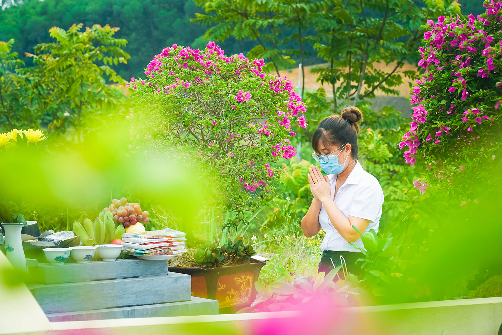 Bên kia đầu dây kết nối, giọng nhẹ nhàng nói “Cháu chào cô và toàn thể gia đình, cháu là Văn Quỳnh - nhân viên Công viên Tâm linh Lạc Hồng Viên. Chúng cháu đã sắm lễ theo nguyện vọng của gia đình. Sau đây là toàn cảnh buổi lễ, cháu xin được chia sẻ qua video trực tuyến tới toàn thể gia đình mình"