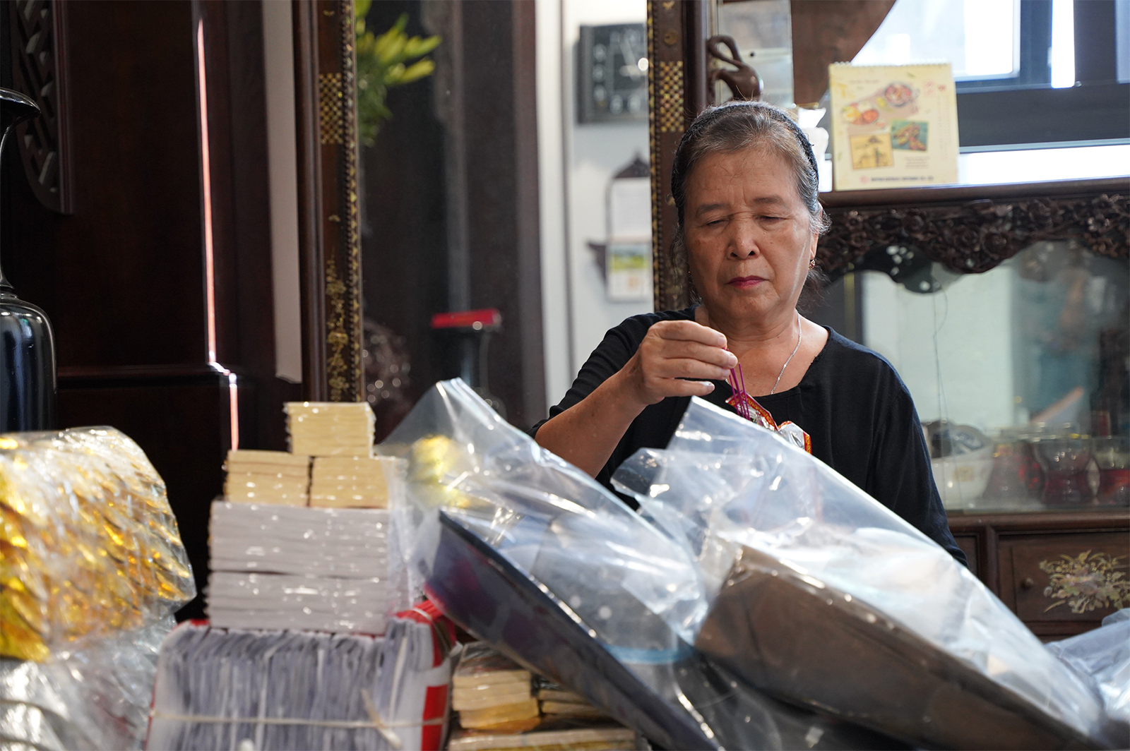 Bà Nguyễn Thị Kim Liên ở KĐT Geleximco (Dương Nội, Hà Đông) cho biết, gia đình và có thói quen tề tựu ra mộ thắp hương, lên chùa cầu một mùa Vu Lan an lành. Đây là dịp con cháu thể hiện lòng hiếu thảo với tổ tiên, cha mẹ