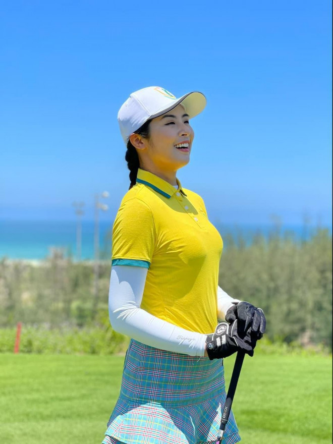 Thời trang đánh golf năng động mà vẫn quyến rũ của dàn Hoa hậu, Á hậu Việt - 4