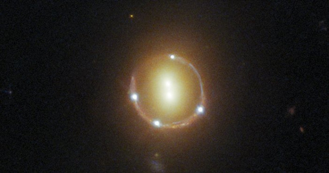 Hình ảnh ngoạn mục về "vòng tròn Einstein" được tạo ra bởi 2 thiên hà và 4 "bóng ma", bao gồm "bóng ma" của 1 chuẩn tinh không thể quan sát trực tiếp - Ảnh: HUBBLE/NASA/ESA
