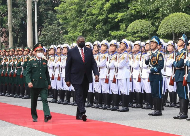 Đại tướng Phan Văn Giang, Bộ trưởng Quốc phòng Việt Nam (trái) đón và hội đàm với Bộ trưởng Quốc phòng Mỹ Lloyd Austin thăm chính thức Việt Nam vào cuối tháng 7-2021. Ảnh: TTXVN