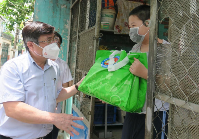 Chủ tịch UBND TP HCM Nguyễn Thành Phong tặng quà cho người dân khó khăn trên địa bàn quận Phú Nhuận