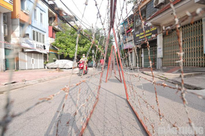 Những khu vực này được bố trí lực lượng túc trực, thường xuyên tuần tra, nhắc nhở, không cho người dân “vượt chốt”.