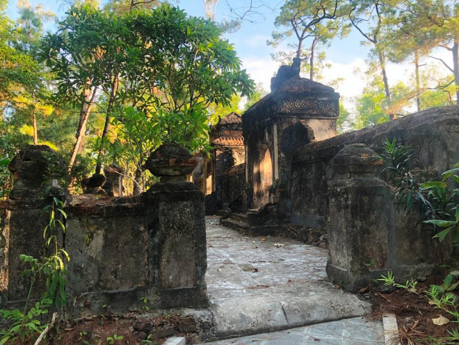 Lối vào khu lăng mộ huyền bí nhuốm màu thời gian, rêu phong