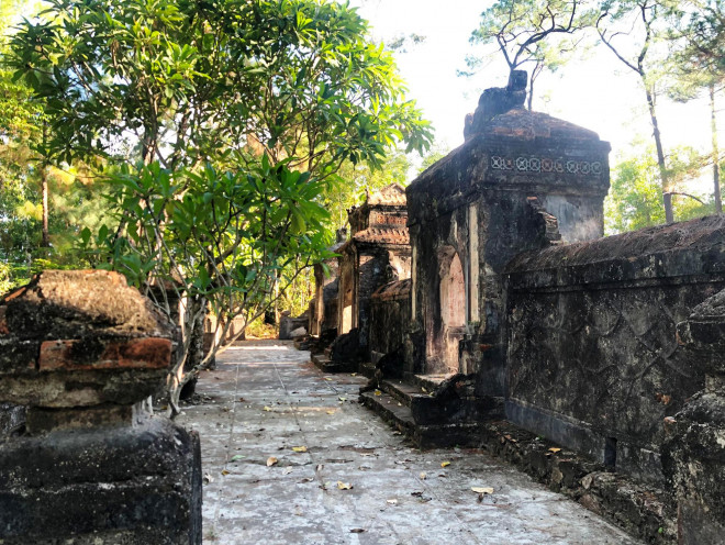 Bậc trên cùng là của thái giám Châu Phước Năng, người đóng góp nhiều nhất cho chùa, vì vậy ngôi mộ này cũng to hơn những ngôi mộ nằm cạnh bên.