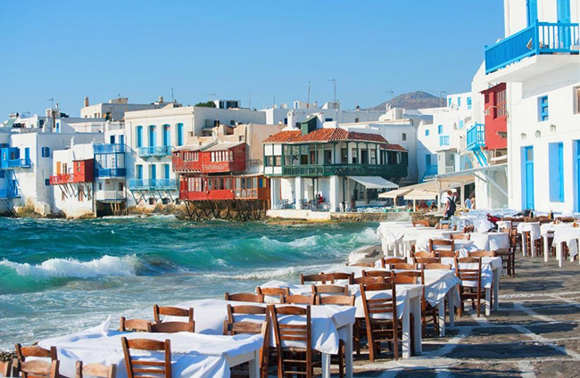 Quần đảo Hy Lạp: Ở Hy Lạp, du khách có thể dễ dàng tìm ra một bãi biển vắng vẻ và hoang sơ hoặc ngôi làng Hy Lạp truyền thống để có những trải nghiệm tuyệt vời nhất. 
