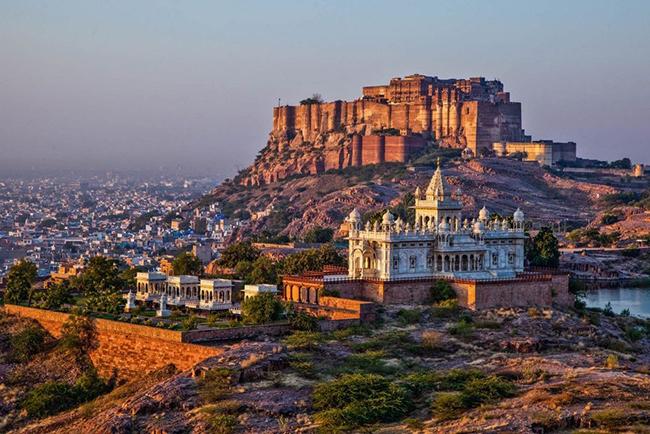 Rajasthan, Ấn Độ: Rajasthan là là một điểm đến tuyệt vời của Ấn Độ, vùng đất của các vị vua có rất nhiều pháo đài và cung điện, bạn có thể dễ dàng đi lại giữa các Udaipur, Jaipur, Jodhpur và Jaisalmer và thỏa sức khám phá.
