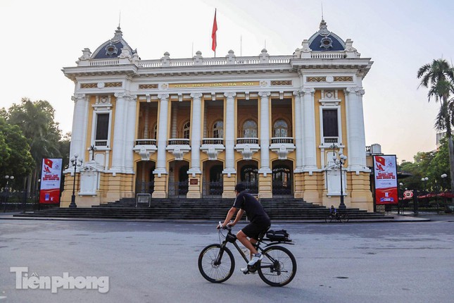 6h sáng ngày 24/7, UBND TP Hà Nội quyết định giãn cách xã hội theo Chỉ thị 16 của Thủ tướng Chính phủ trên địa bàn thành phố để phòng chống dịch COVID-19.