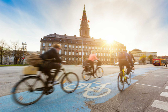 Copenhagen, Đan Mạch: Thủ đô Copenhagen là một thành phố xinh đẹp, dễ dàng khám phá bằng cách đi bộ hoặc đi xe đạp. Bạn có thể ghé một quán cà phê theo phong cách Scandi đáng yêu, tham quan các bảo tàng nghệ thuật tuyệt vời và tìm hiểu cuộc sống về đêm đầy thú vị.
