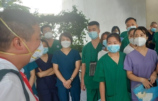 Theo PGS.TS Nguyễn Lân Hiếu chia sẻ về điều trị bệnh nhân COVID-19 cho nhân viên y tế.&nbsp;