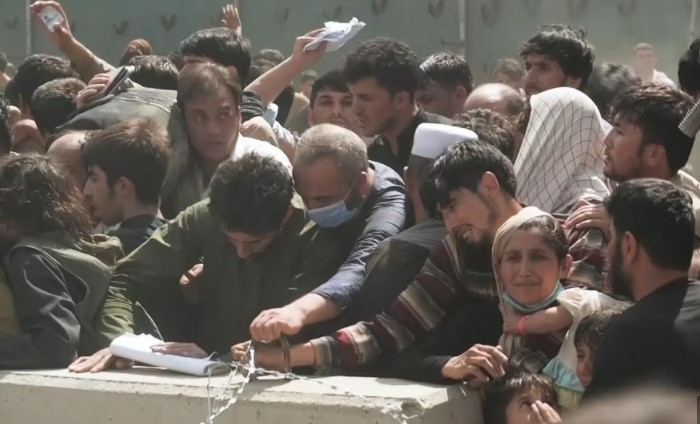 Tình trạng hỗn loạn bên ngoài sân bay quốc tế Kabul, Afghanistan khi hàng nghìn người dân muốn rời khỏi quốc gia này. Ảnh: Daily Mail/Twitter