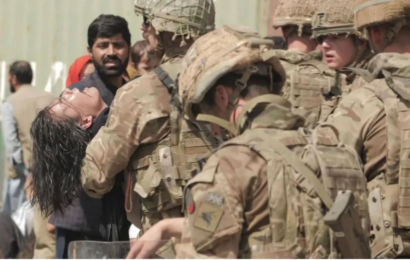 Binh sĩ Mỹ bế một người bị thương ở sân bay quốc tế Kabul, Afghanistan. Ảnh: Sky News