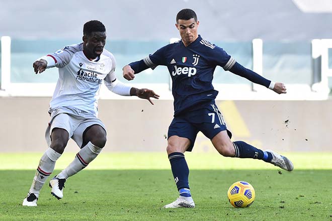 Ronaldo (áo đen) hướng đến mục tiêu bảo vệ danh hiệu Vua phá lưới Serie A