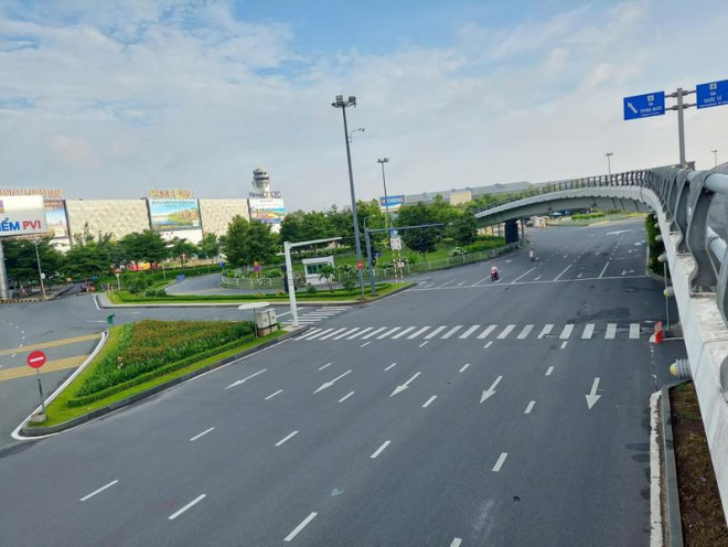 Khu vực đường vào sân bay Tân Sơn Nhất có rất ít phương tiện lưu thông.