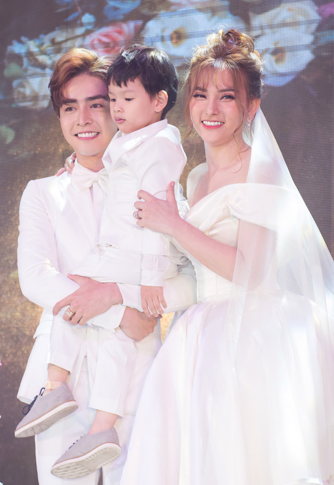 Con riêng của Thu Thủy trong lễ cưới của mẹ và dượng