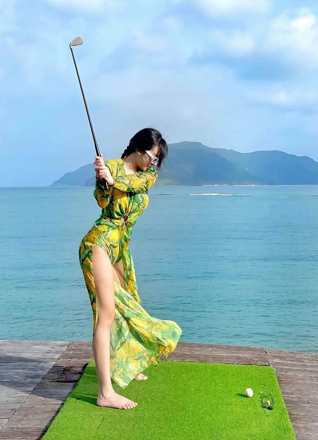 Trên trang cá nhân, Lan Phương thường xuyên đăng tải những hình ảnh khoe body săn chắc với những bộ bikini gợi cảm trong những chuyến du lịch sang chảnh.
