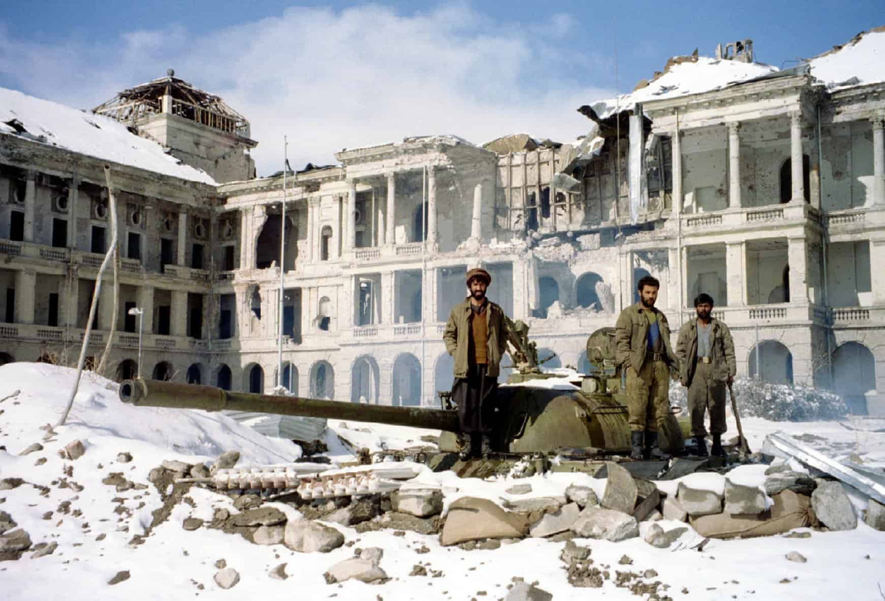 Binh sĩ Afghanistan đứng trước cung điện hoàng gia Darul Aman ở thủ đô Kabul ngày 29/1/1996. Ảnh: Reuters