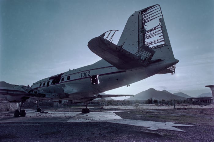 Xác một máy bay ở sân bay Kabul năm 1996. Ảnh: Alan Chin