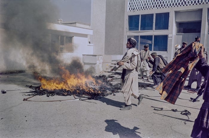 Taliban thiêu hủy các cuộn phim tháng 10/1996 theo luật Hồi giáo Sharia. Ảnh: Alan Chin