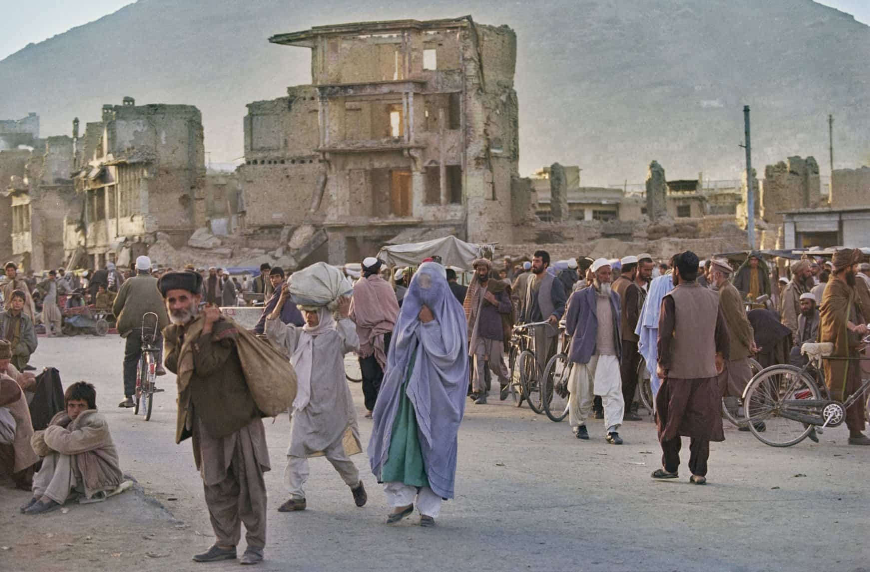 Người dân và khung cảnh đổ nát ở Afghanistan năm 1996. Ảnh: Getty