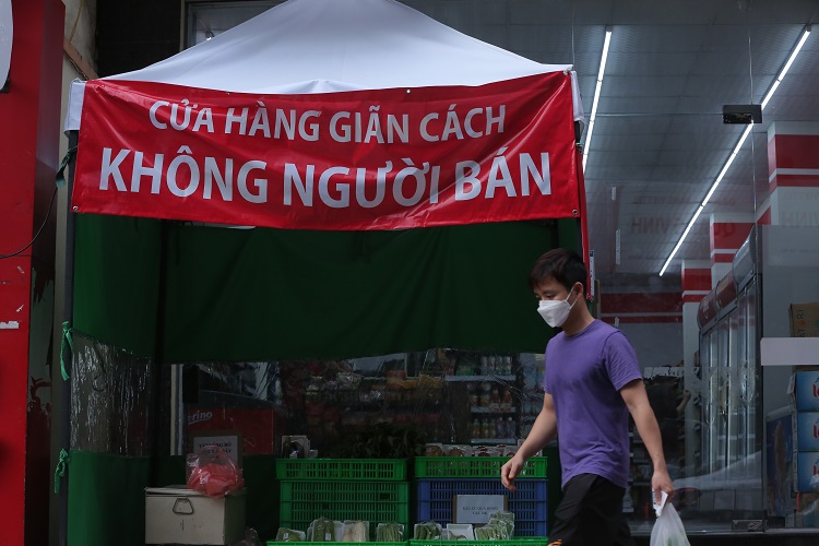 Tại phường Trung Văn (Nam Từ Liêm, Hà Nội) xuất hiện mô hình "cửa hàng giãn cách không người bán" với rau, củ, quả đồng giá được đóng gói cẩn thận và đồng giá để phục vụ nhân dân trong giãn cách xã hội.