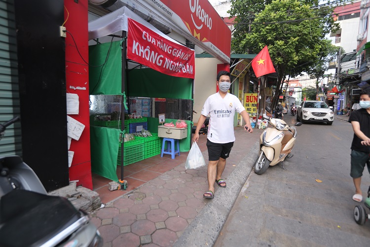 Càng về chiều, lượng khách đến khá đông. Song, những khách hàng khi đến đây đều phải đứng giãn cách không được tụ tập tại cửa hàng.