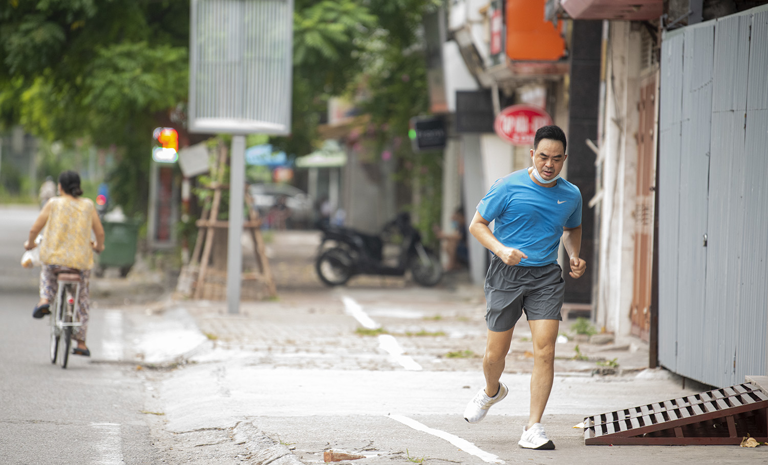 &nbsp;Người đàn ông chạy bộ trên đường Kim Liên mới và không&nbsp;đeo khẩu trang khi ra đường.