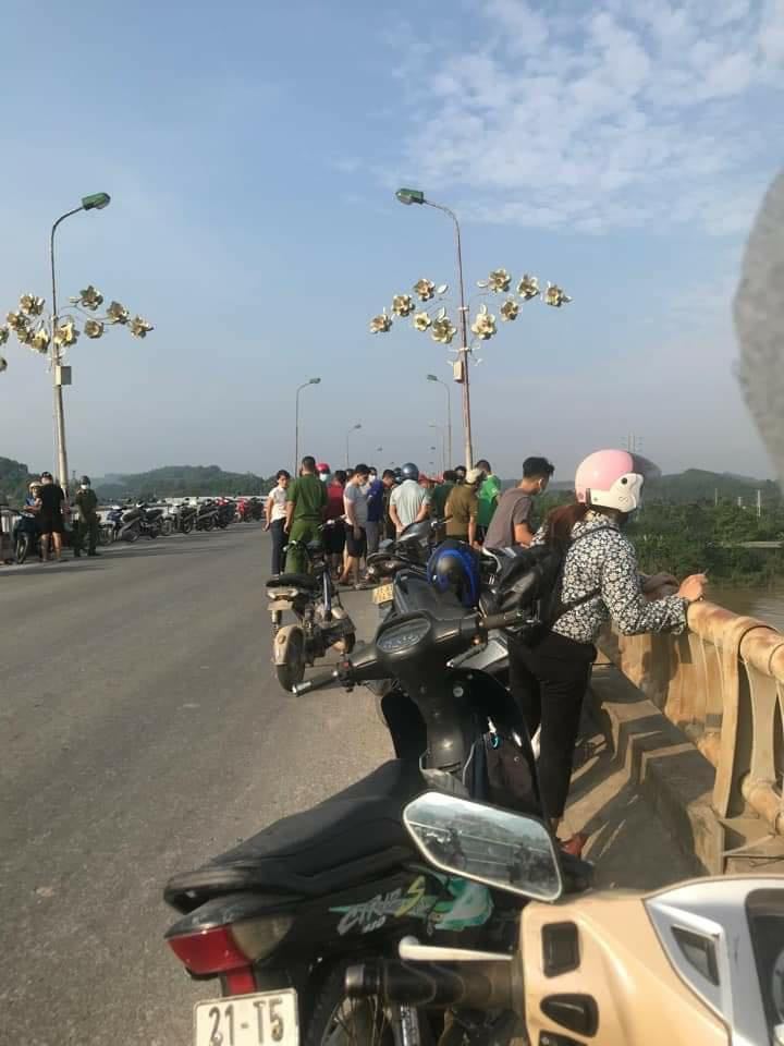 Rất đông người dân đứng trên cầu Văn Phú theo dõi dự việc
