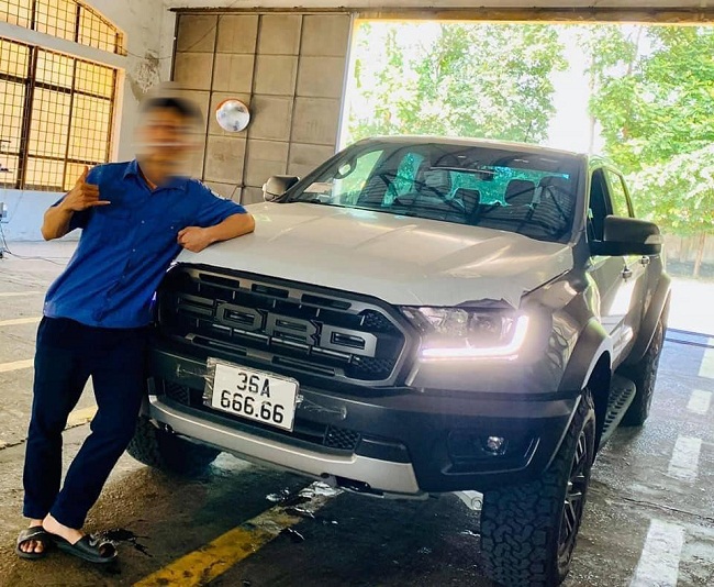 Trước đó ít ngày, cũng tại Thanh Hóa, chủ xe Ford Ranger Raptor đã may mắn bốc được biển ngũ quý "666.66"