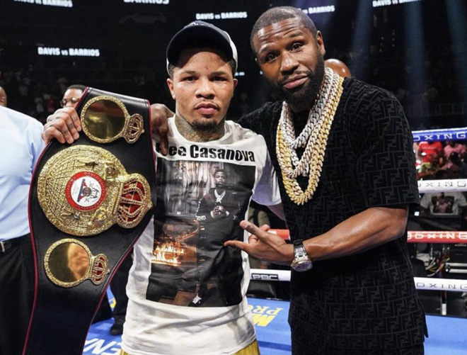 Davis (trái) về với đội của Mayweather vào năm 2015