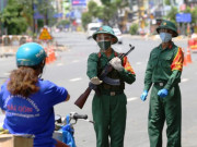 Tin tức trong ngày - Chùm ảnh: Bộ đội tham gia kiểm soát tại các chốt ngày đầu siết chặt giãn cách