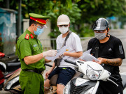 Tin tức trong ngày - Hà Nội: Tạm giữ người đàn ông không có giấy đi đường, vung tay vào mặt cán bộ trực chốt