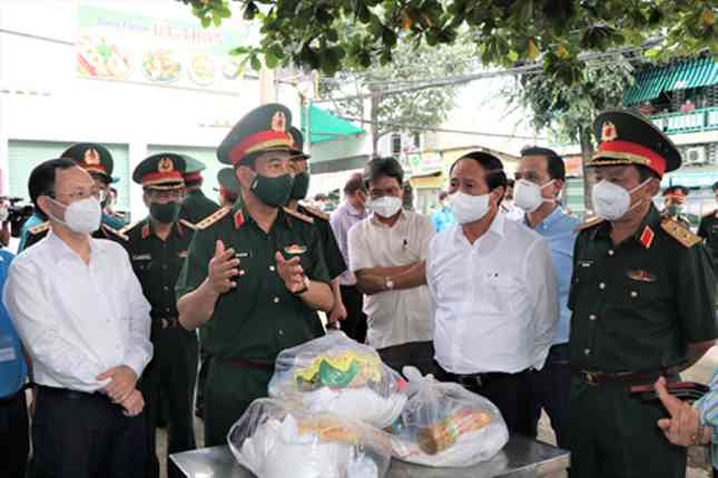 Đoàn công tác kiểm tra công tác chăm lo an sinh cho người dân trong những ngày thực hiện giãn cách xã hội. Ảnh: QK7