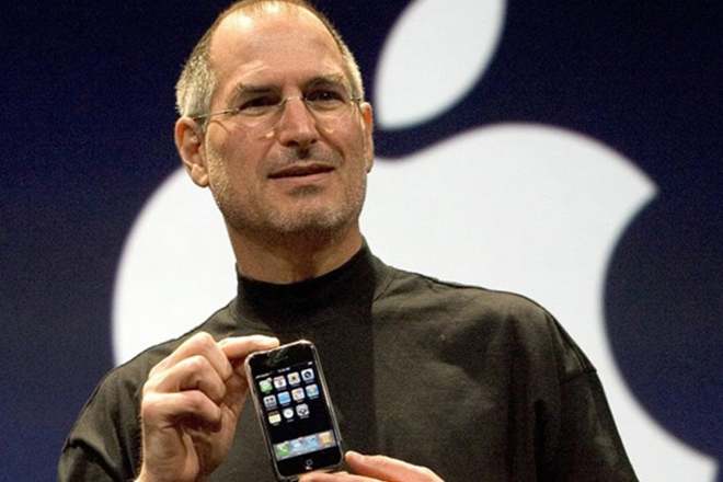 Steve Jobs thường mặc áo cổ lọ trong các buổi ra mắt iPhone.