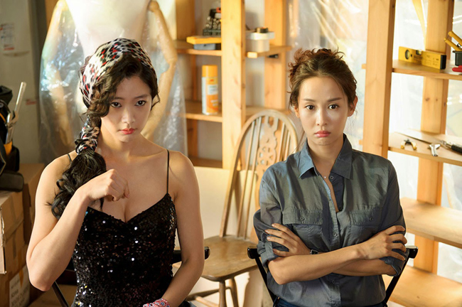 Nếu như nhân vật của Cho Yeo Jeong ăn vận kín đáo thì Clara Lee lại được sắp xếp có nhiều trang phục gợi cảm hở thềm ngực.
