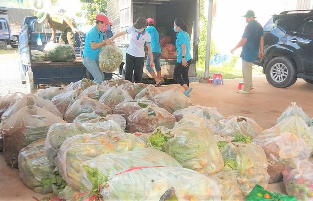 Lực lượng phường Thuận Giao (TP Thuận An) hỗ trợ lượng thực cho người dân