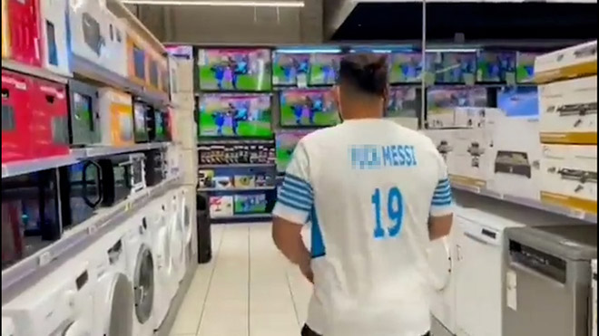 Fan nam Marseille mặc áo xúc phạm Messi và đập phá 2 chiếc TV trong một cửa hàng điện tử điện lạnh ở Pháp