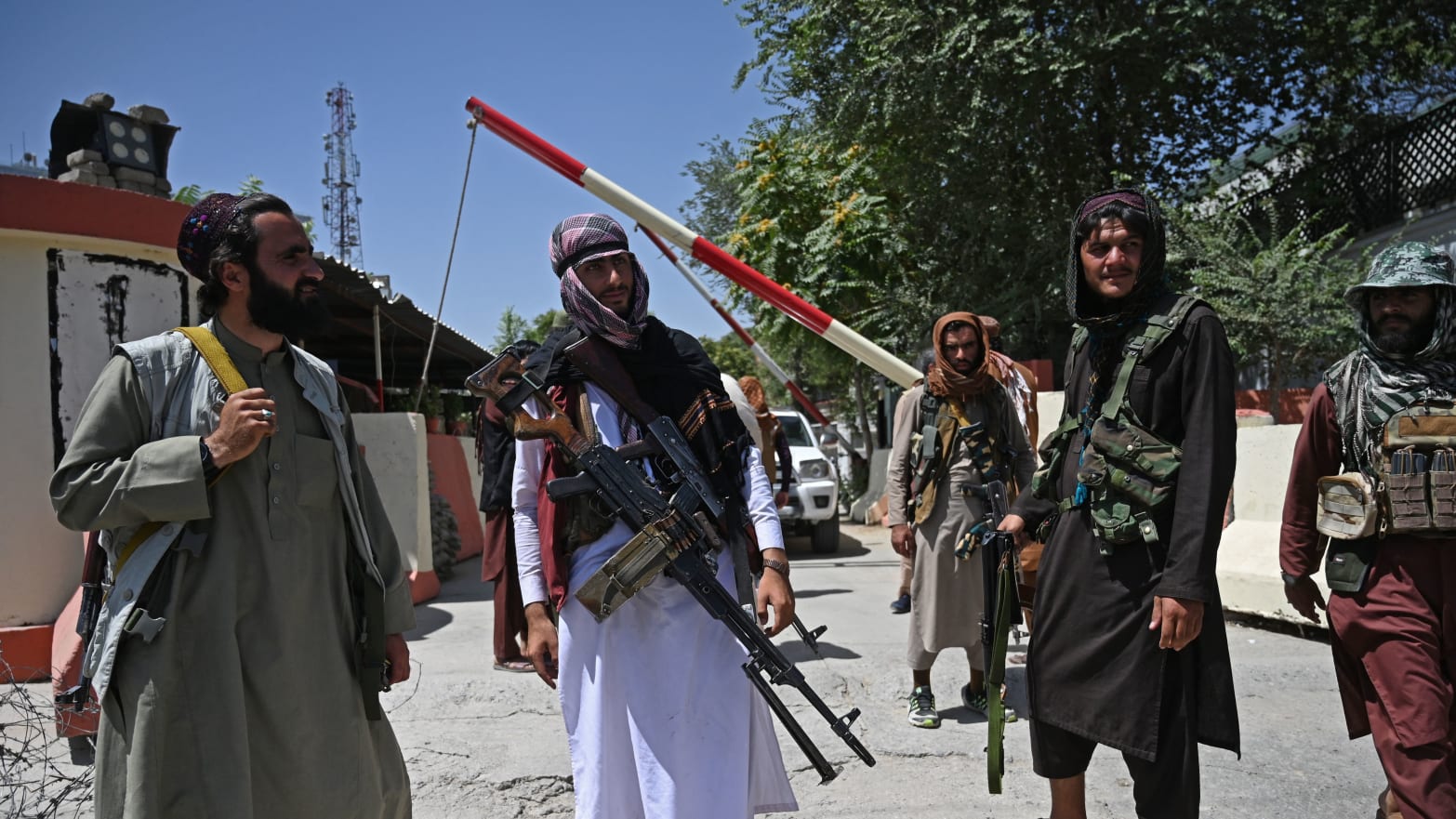 Các tay súng Taliban sau khi kiểm soát thủ đô Kabul, Afghanistan.
